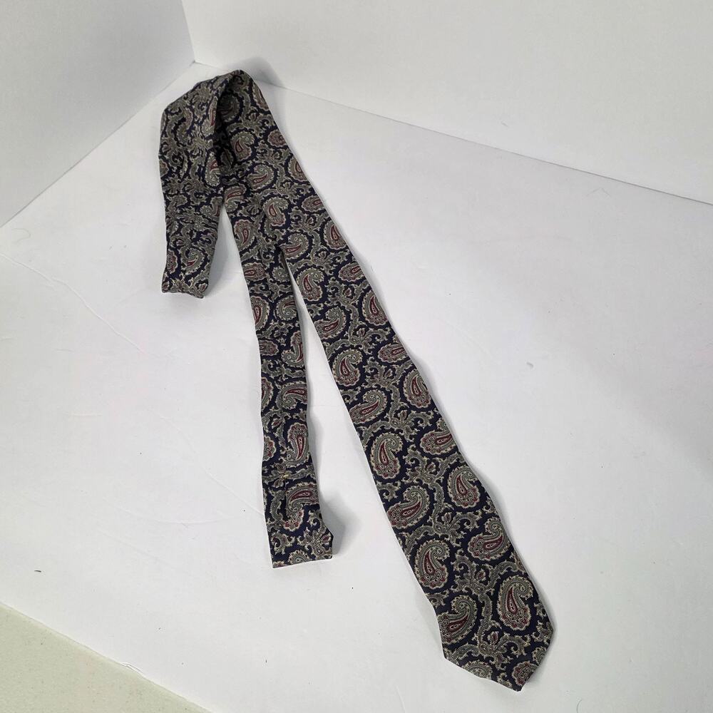 Resilio Collegiate brand paisley necktie